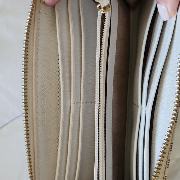 Michael kors White zip closure long wallet - Picture 4 of 8